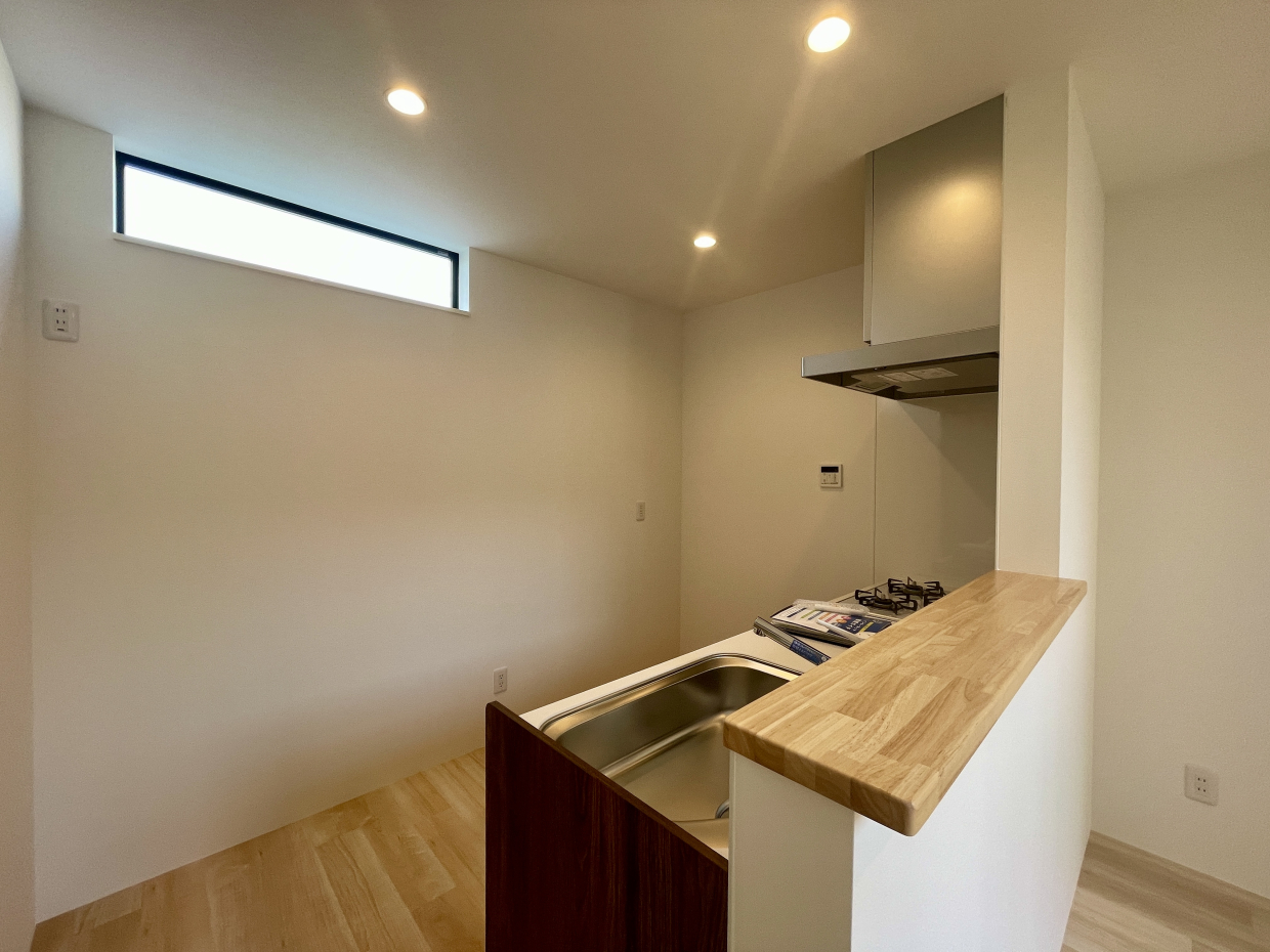 キッチン後ろも余裕の広さ&日光で明るくお料理できます