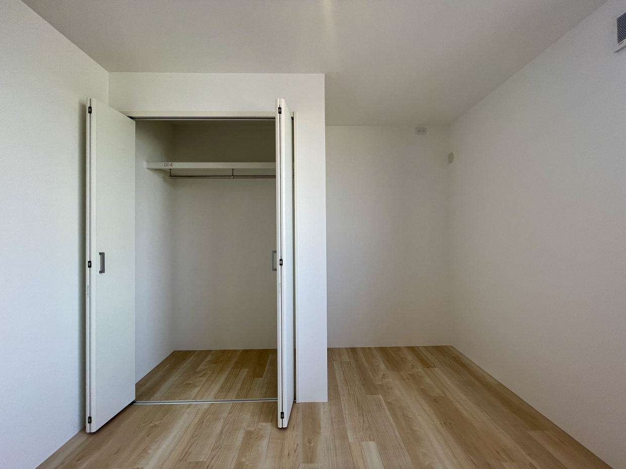 収納横のスペースを上手く使って心地よい空間にしましょう