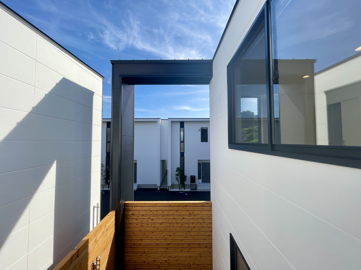 ウッドデッキの上は吹き抜けです。