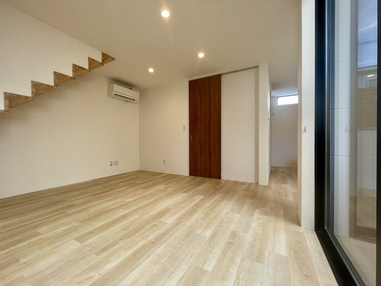 家族の集うリビングはおひさまの光りがポカポカ入って、みんなでのびのび過ごせます。