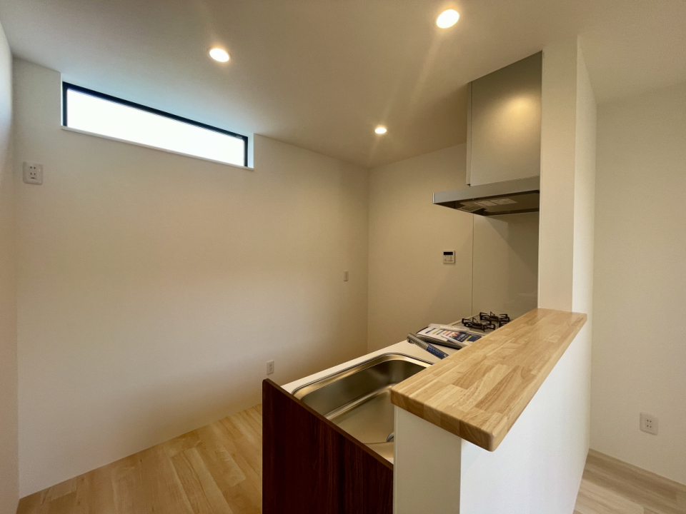 キッチン後ろも余裕の広さ&日光で明るくお料理できます