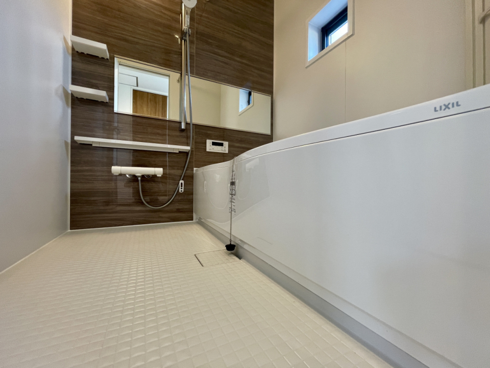 お風呂の床には珪藻土を使っていて長くきれい使えそう。