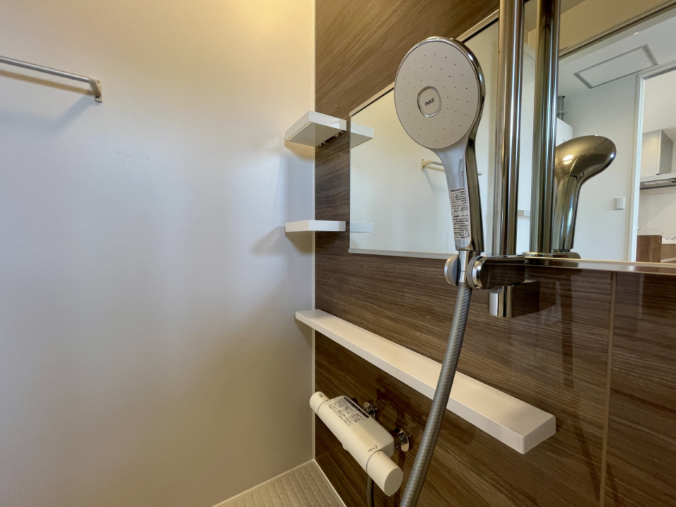 シャワーヘッドも大きめで、好きな高さで固定できます◎