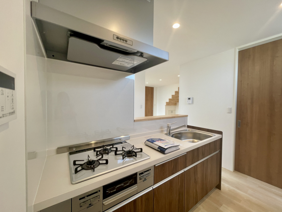 グリル付き３口コンロのキッチンで、お料理の幅も広がる