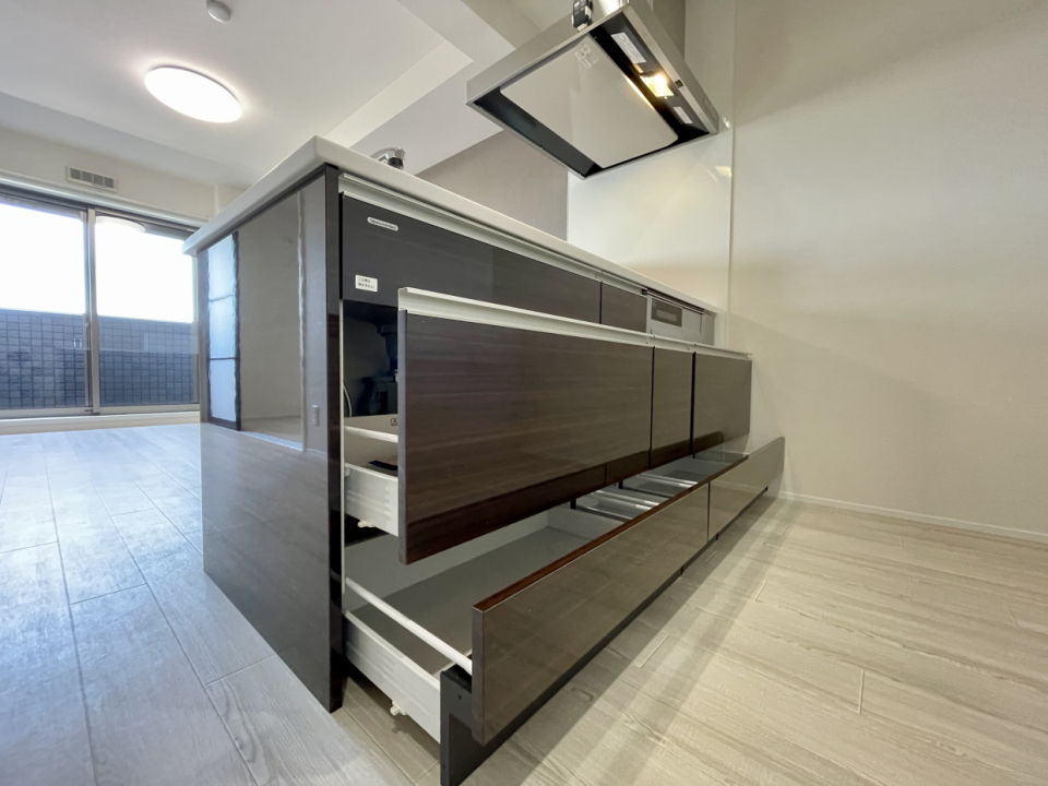 これだけ収納あれば、調理器具はばっちりしまえそう