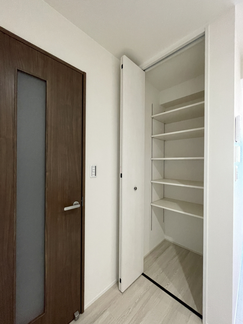 キッチン横のパントリー