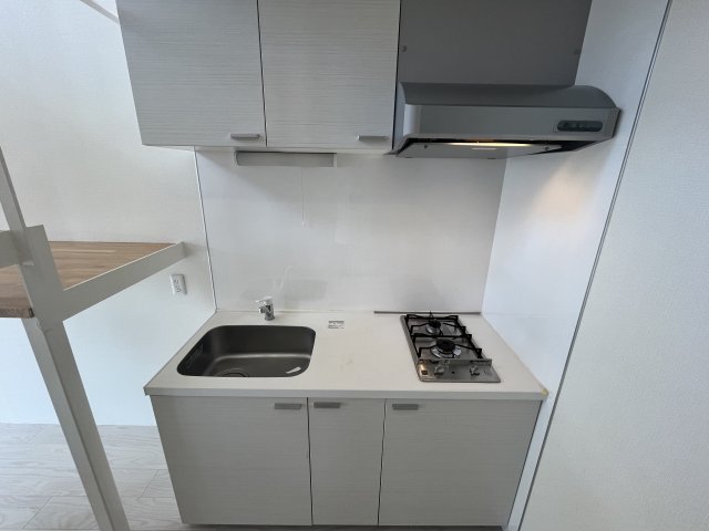 真っ白なキッチンはややコンパクト