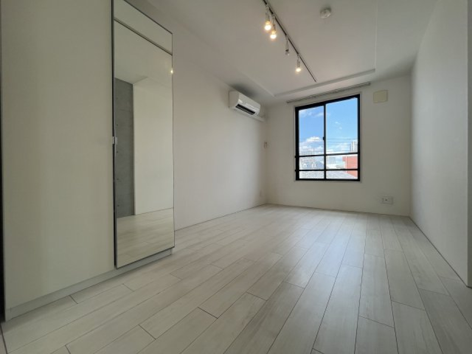 真っ白なお部屋に切り取られたような青空