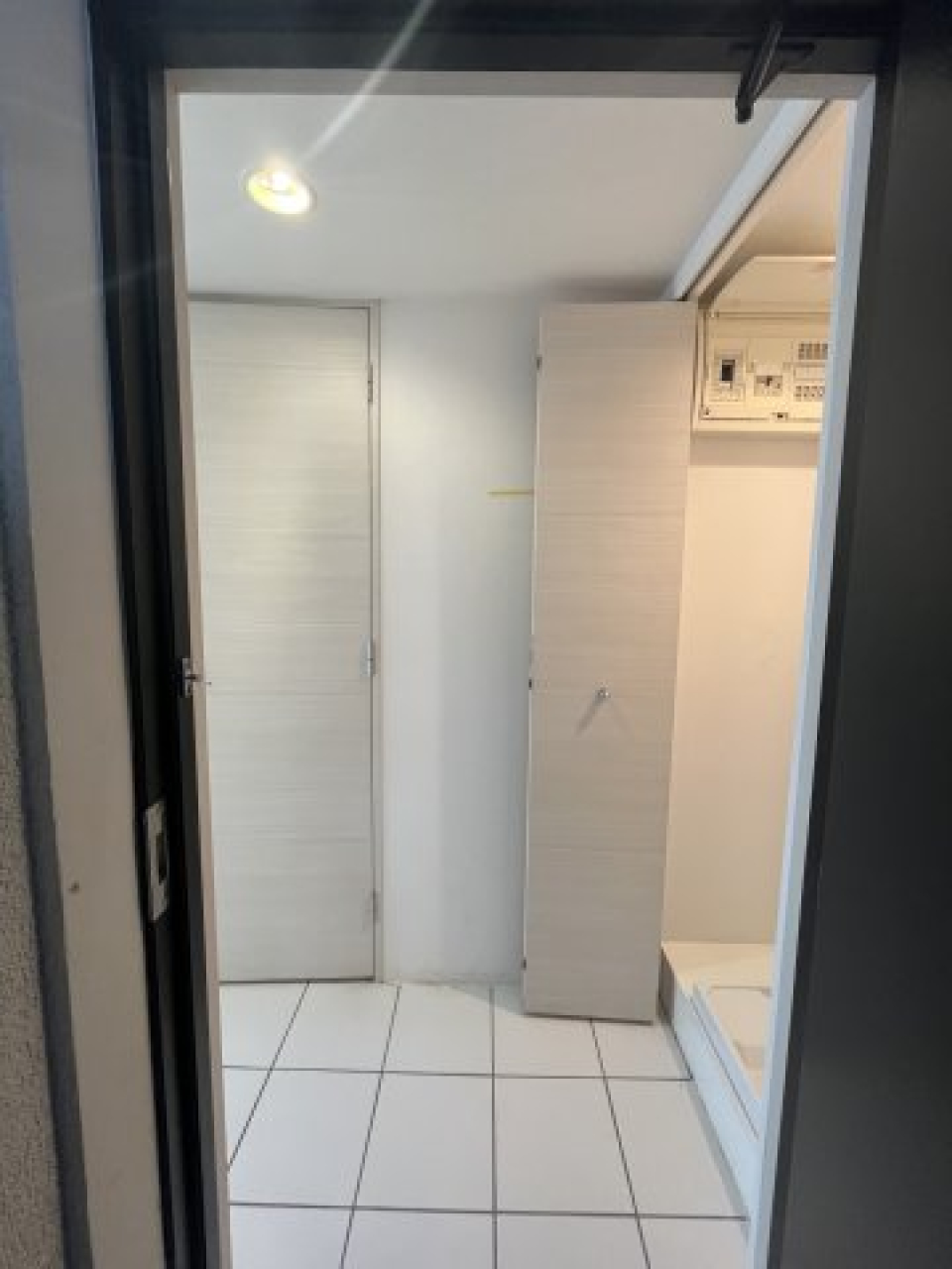 玄関入ると右手には洗濯機置き場があります