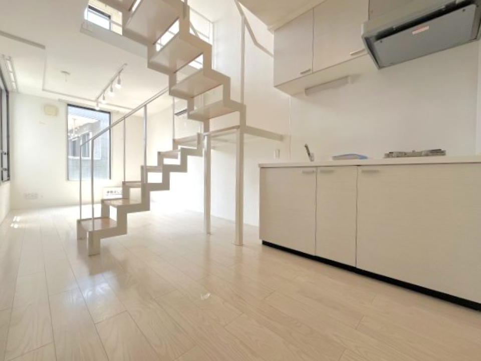 光があちらこちらから差し込むメゾネット