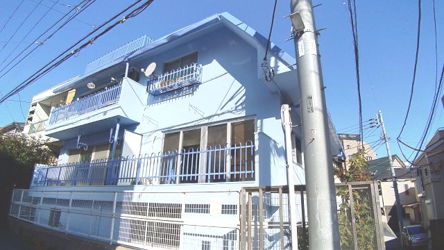 ブルーに彩られた外観