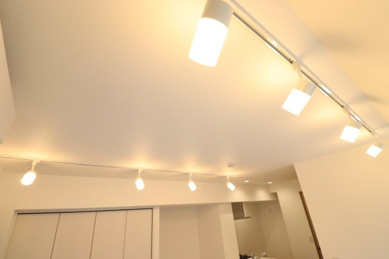 たくさん付いた照明がいい雰囲気