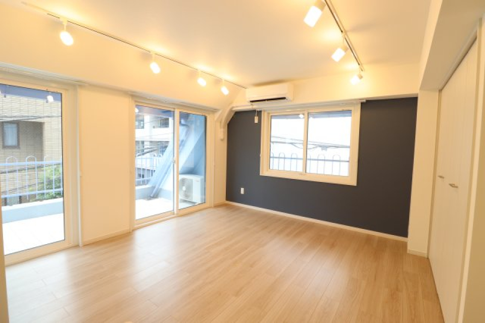 白壁にアクセントクロスが映える◎