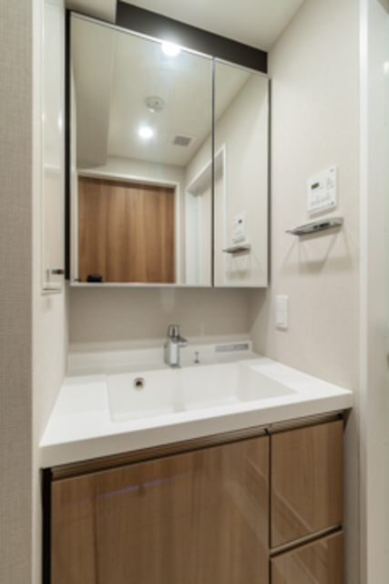 洗面台の木目調デザイン！使い勝手も良さそうです。※写真は同タイプ住戸です。