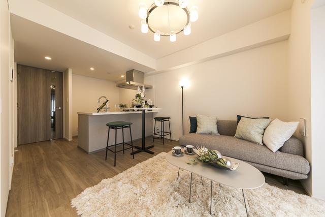 ブラウンとホワイトで統一された、高級感のある内装。※写真は同タイプ住戸です。