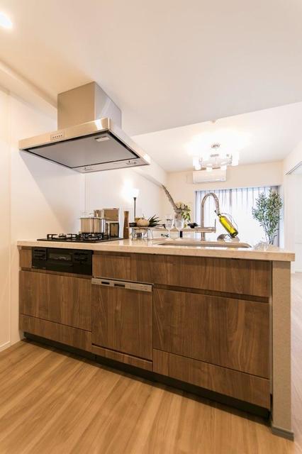 ワイドかつ設備も充実のキッチン。※写真は同タイプ住戸です。