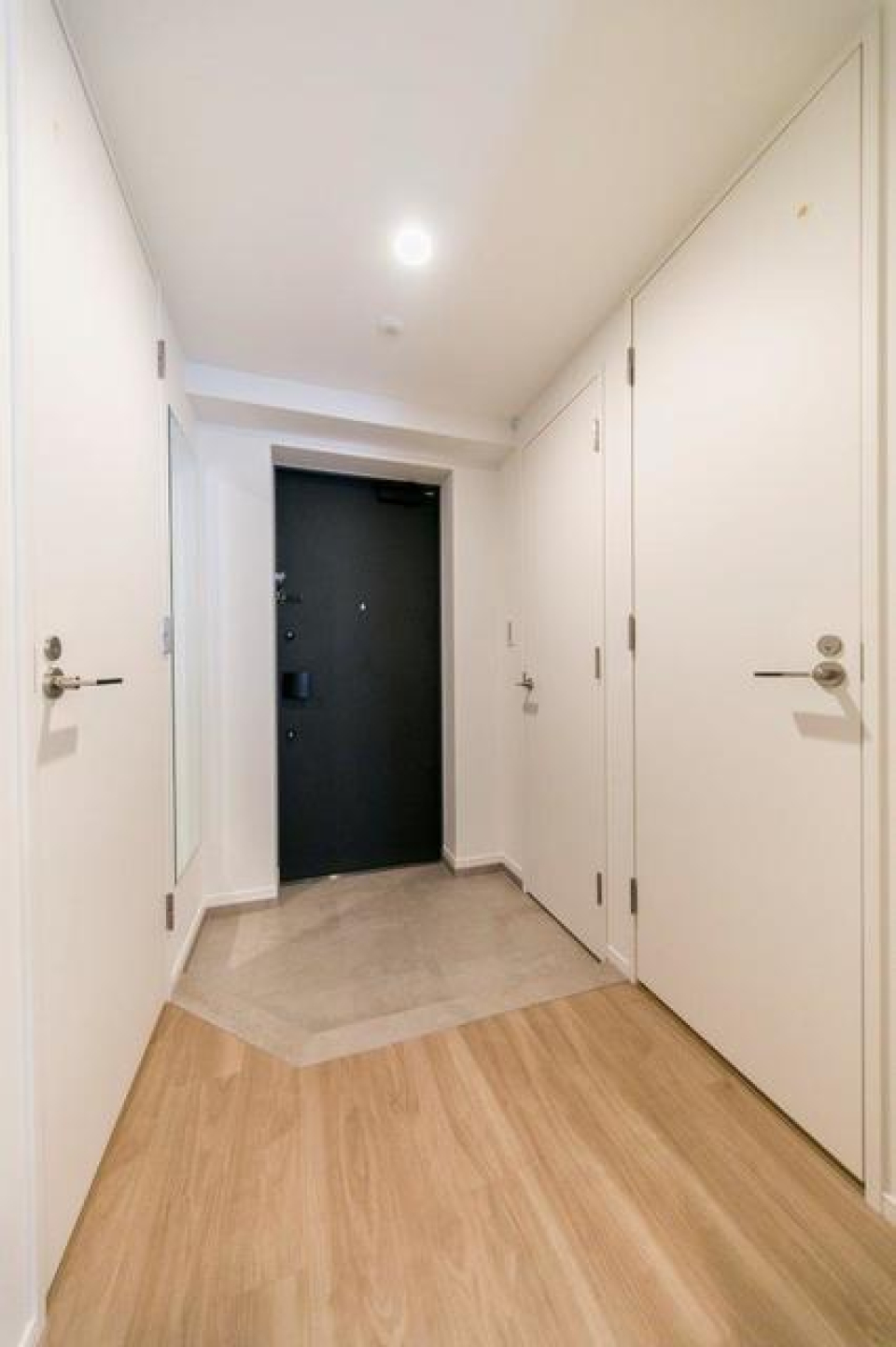 スッキリとした玄関なので、靴はしまってキレイに保ちましょう。※写真は同タイプ住戸です。