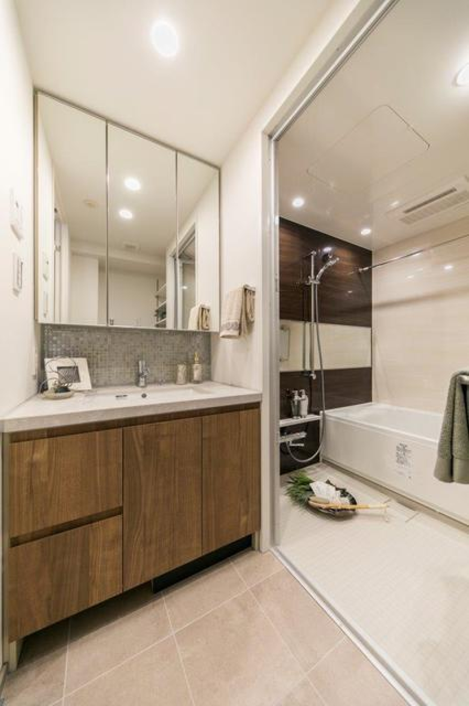 ホテルのようなゴージャスな洗面台で、毎日の身支度も楽しくなりそう。※写真は同タイプ住戸です。