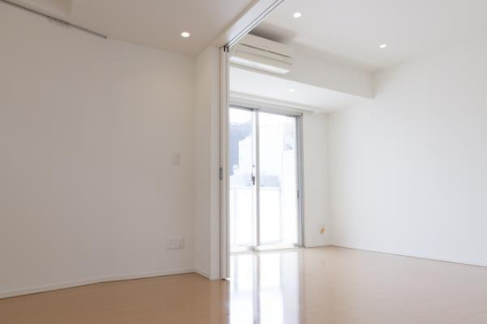 奥の洋室は寝室に。こちらも窓があって明るいです！