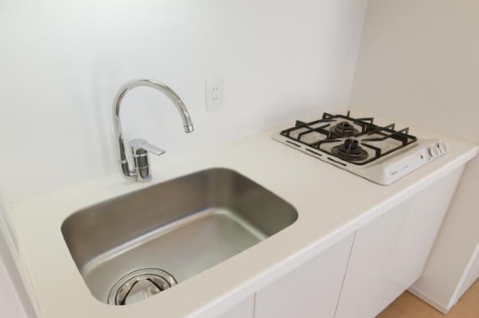 ホワイトで使い勝手の良さそうなキッチン！ラウンド型の水栓が可愛い◎