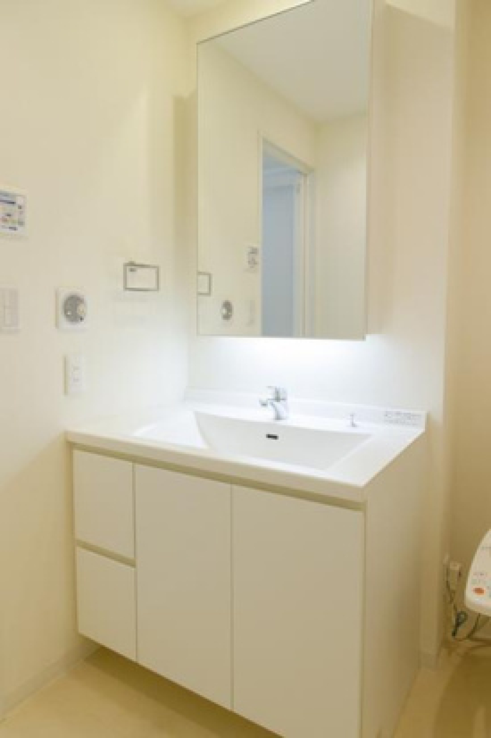 洗面台もワイドサイズ。収納力もしっかりあります。