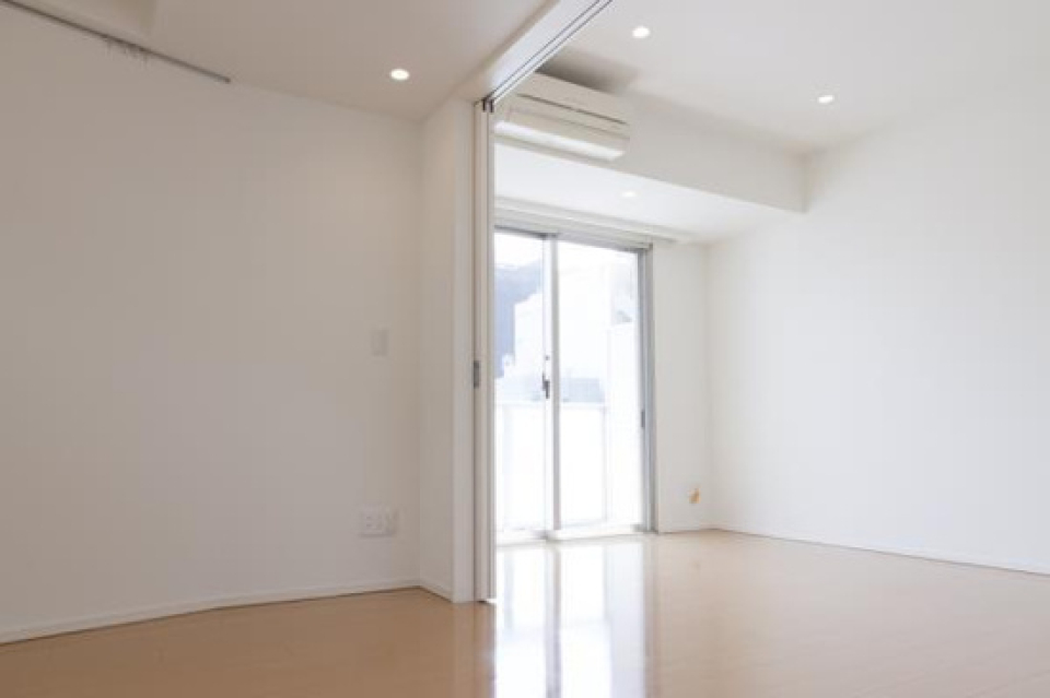 奥の洋室は寝室に。こちらも窓があって明るいです！