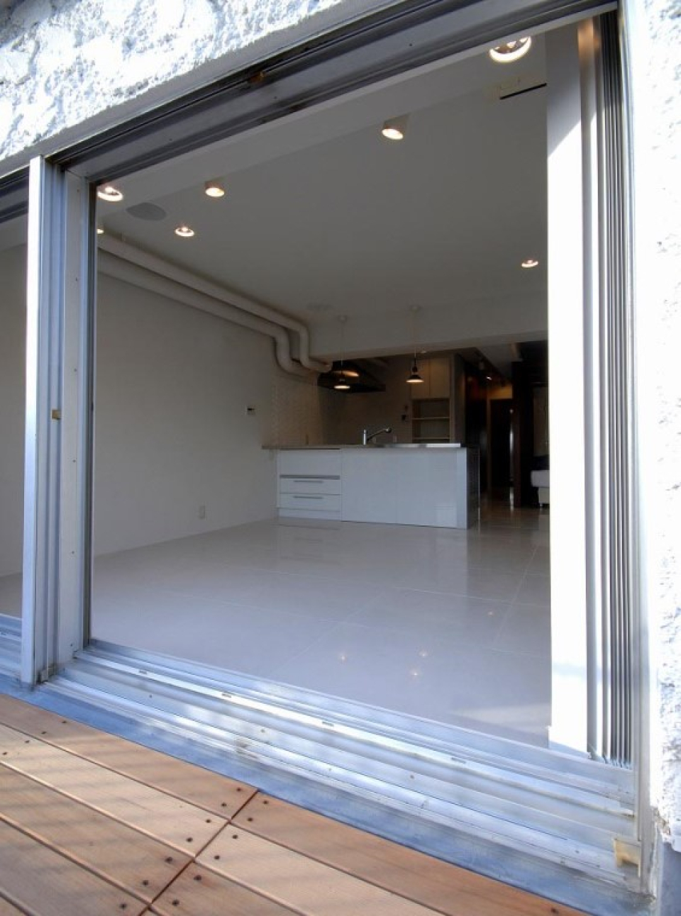 バルコニーはウッドデッキになっていて…