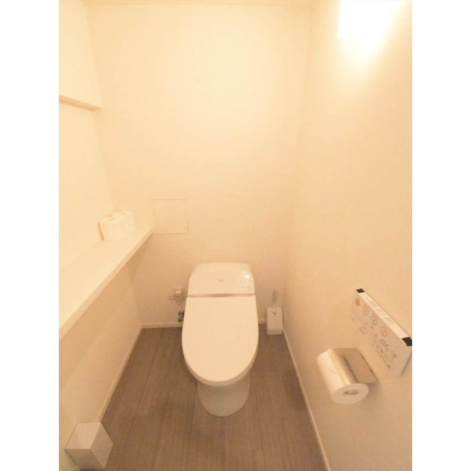 トイレはパウダールームと同室です。