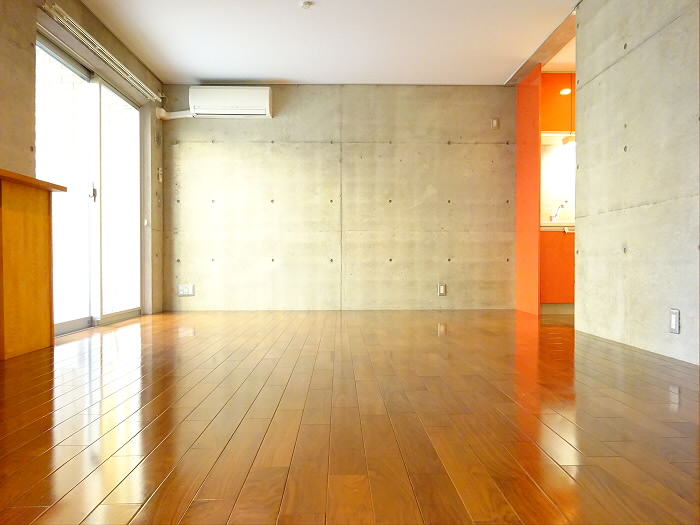 チラリと見えるオレンジ&hellip;