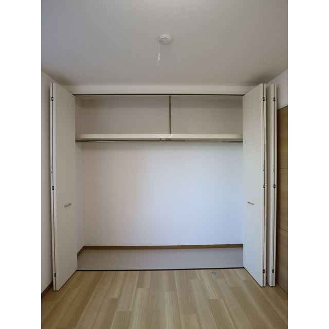 北東側洋室　収納