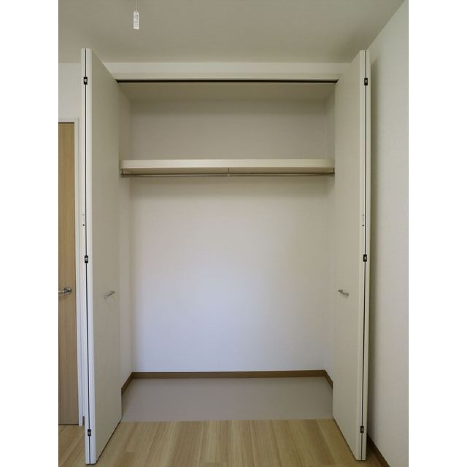 北西側洋室　収納