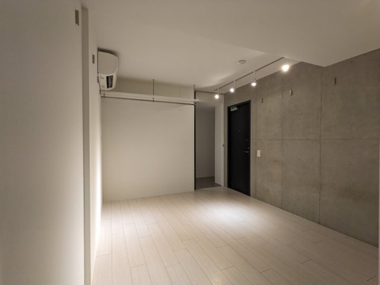 奥のハンガーパイプにお洋服を掛けてセレクトショップのような雰囲気に