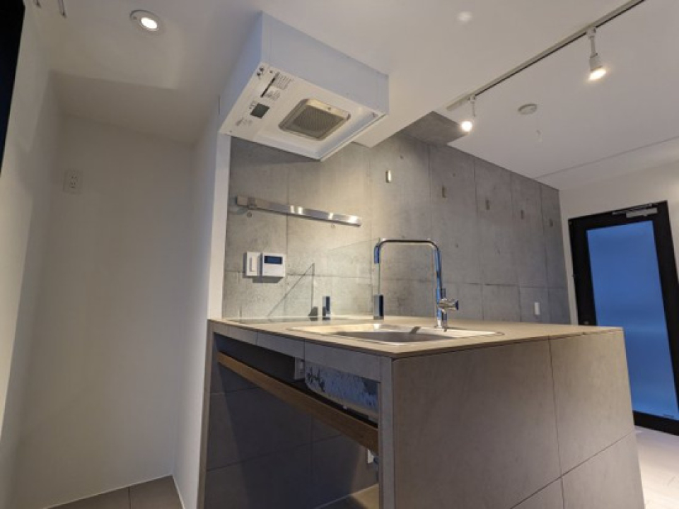 換気扇がコンパクトでいい意味でキッチン感が薄いです