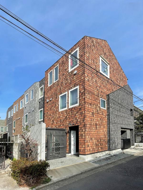 色んな素材がミックスされた目を惹く外装です