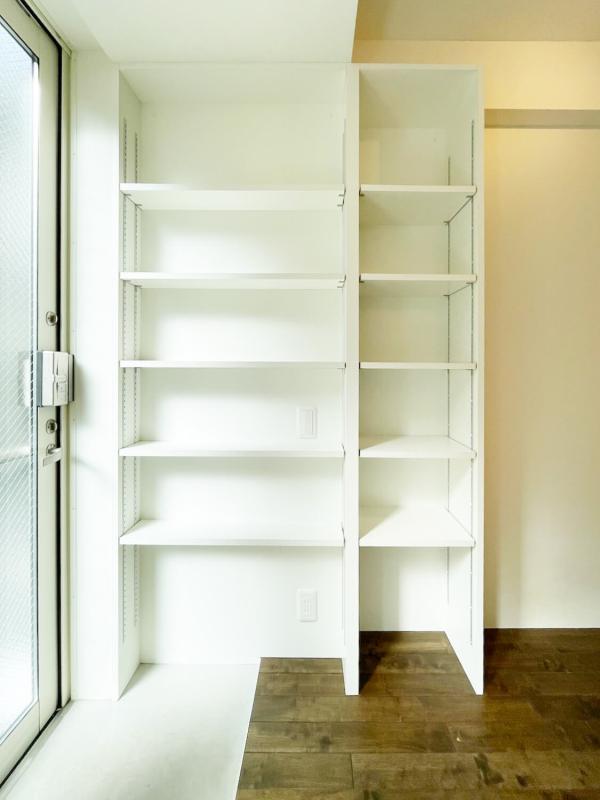 靴、バッグ、インテリア小物といろんなアイテムを置けそうな棚