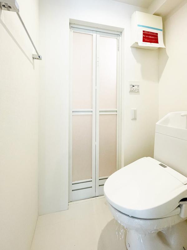 トイレの奥には浴室があります。カゴを用意するなど入浴時の工夫が必要ですね。