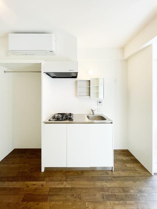 キッチンはコンパクトながら2口あり、自炊は頑張れそう