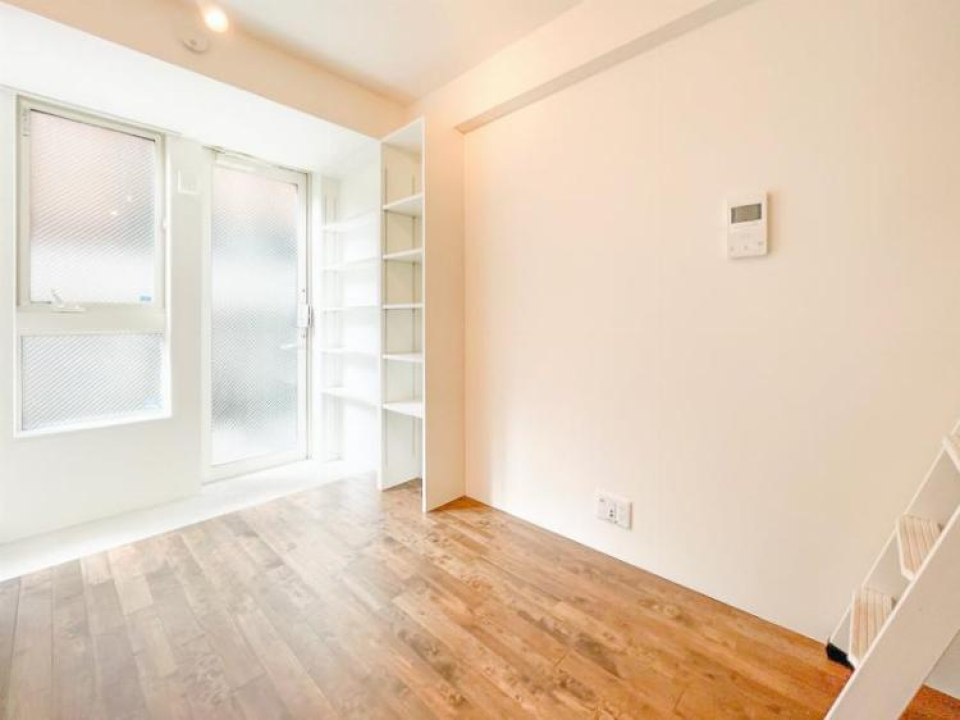 くもりガラスの玄関ドアと窓から光がお部屋に広がります