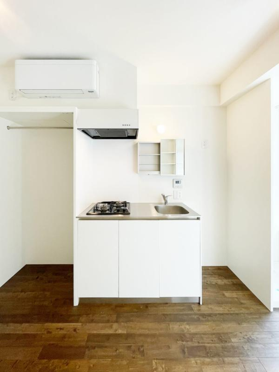 キッチンはコンパクトながら2口あり、自炊は頑張れそう