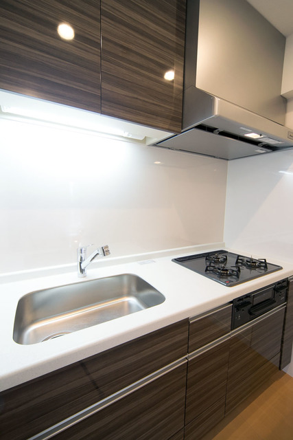 設備充実なキッチン！背面にカウンターもあります。※写真は同タイプ住戸です。