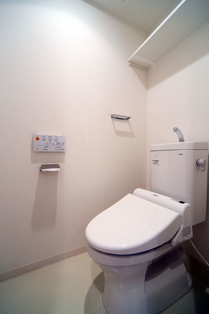 トイレは落ち着く個室タイプ。※写真は同タイプ住戸です。