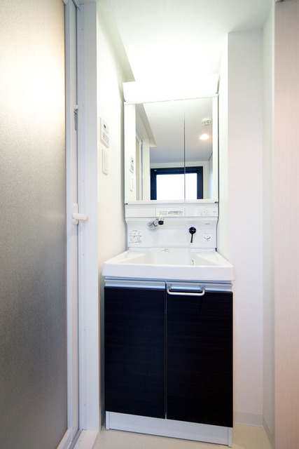 キレイな洗面台スペース。※写真は同タイプ住戸です。