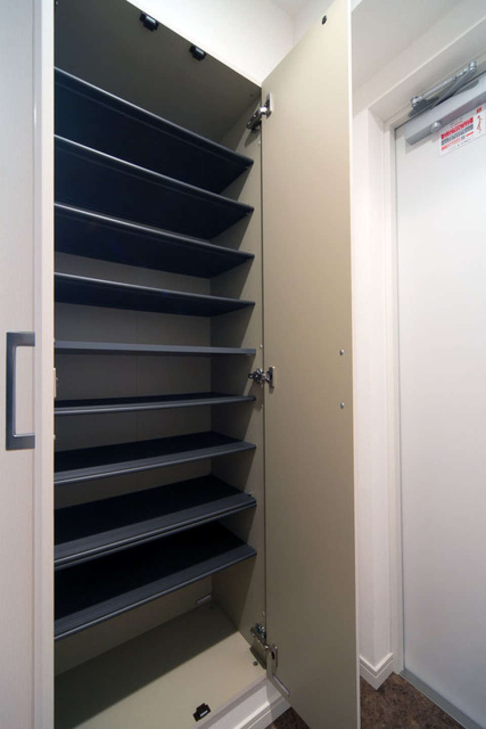 たっぷり入るシューズラックで安心です。※写真は同タイプ住戸です。