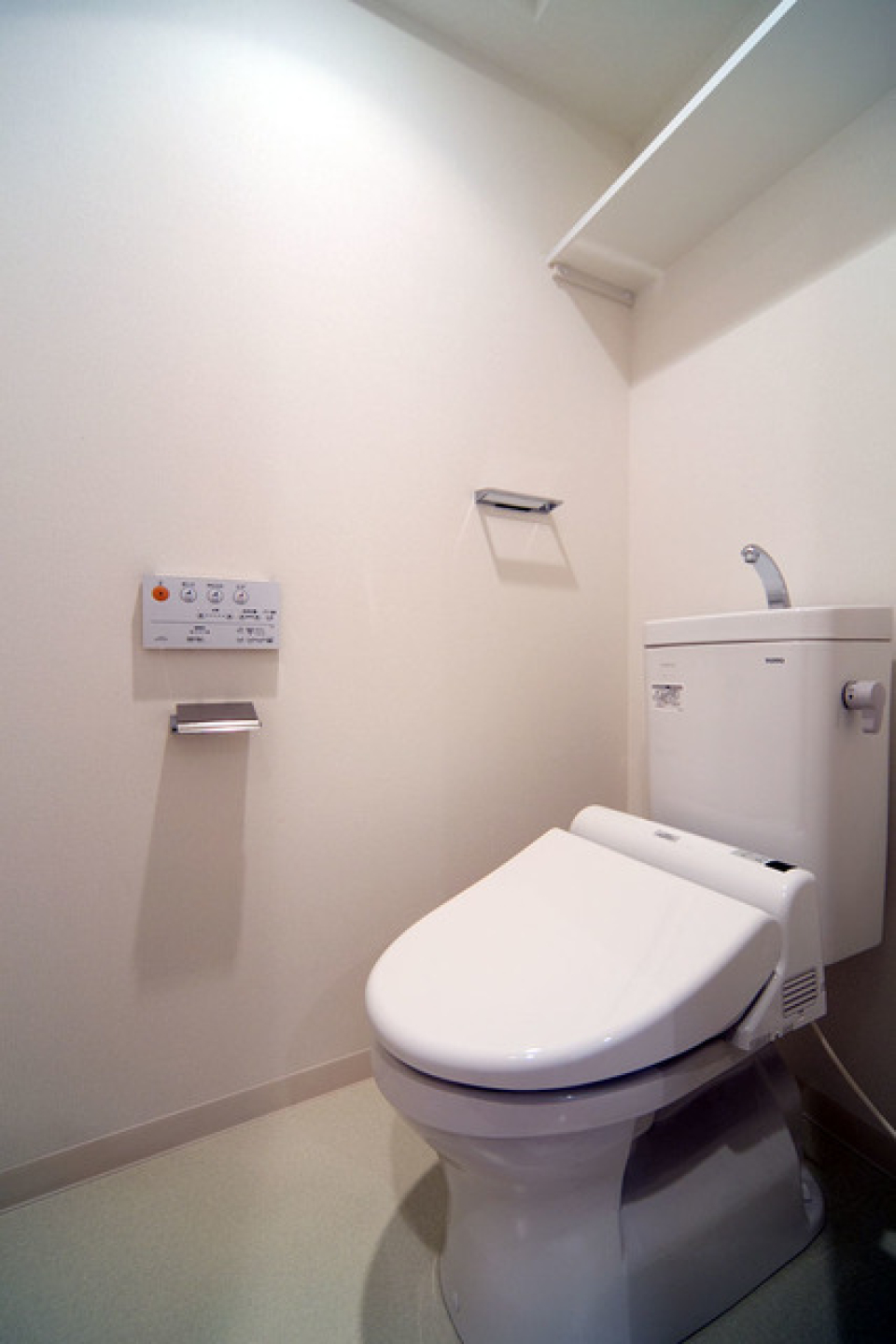 トイレは落ち着く個室タイプ。※写真は同タイプ住戸です。