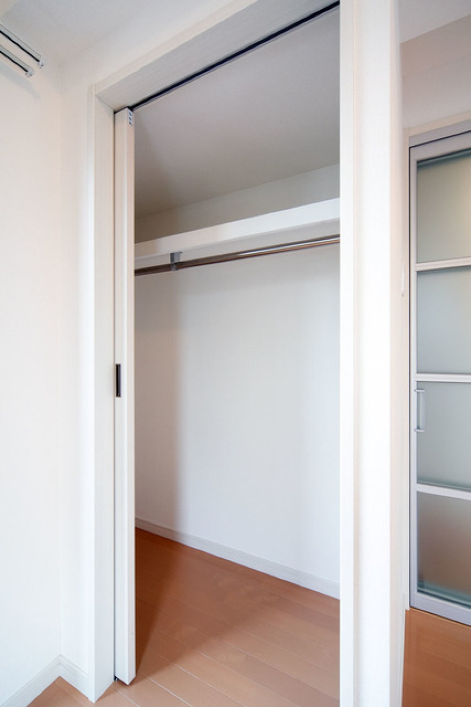 ワイドな収納は寝室側に。※写真は同タイプ住戸です。