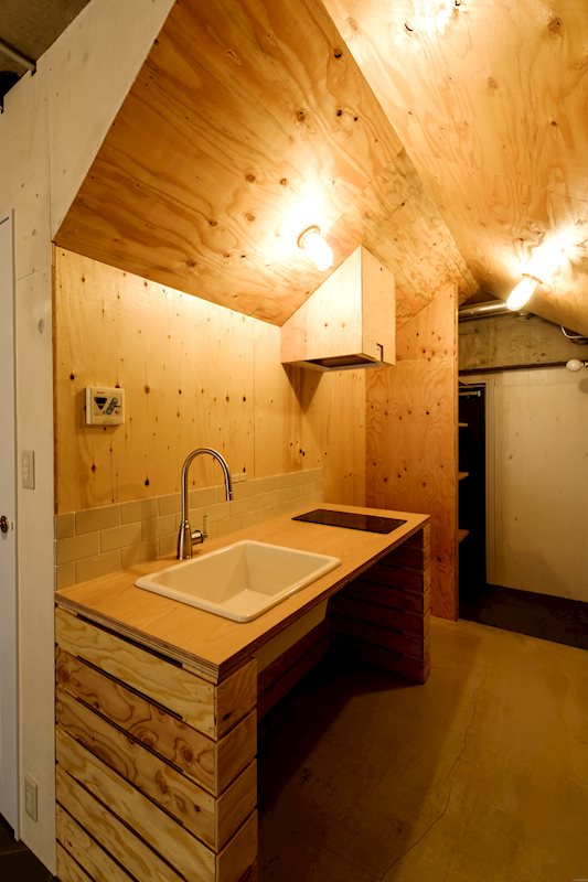 換気扇まで木でカバーする職人技