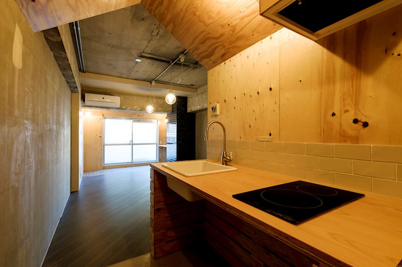 木目が見事なラーチ材で三角屋根に作られた造作キッチンもインテリアとして愛着が湧きます