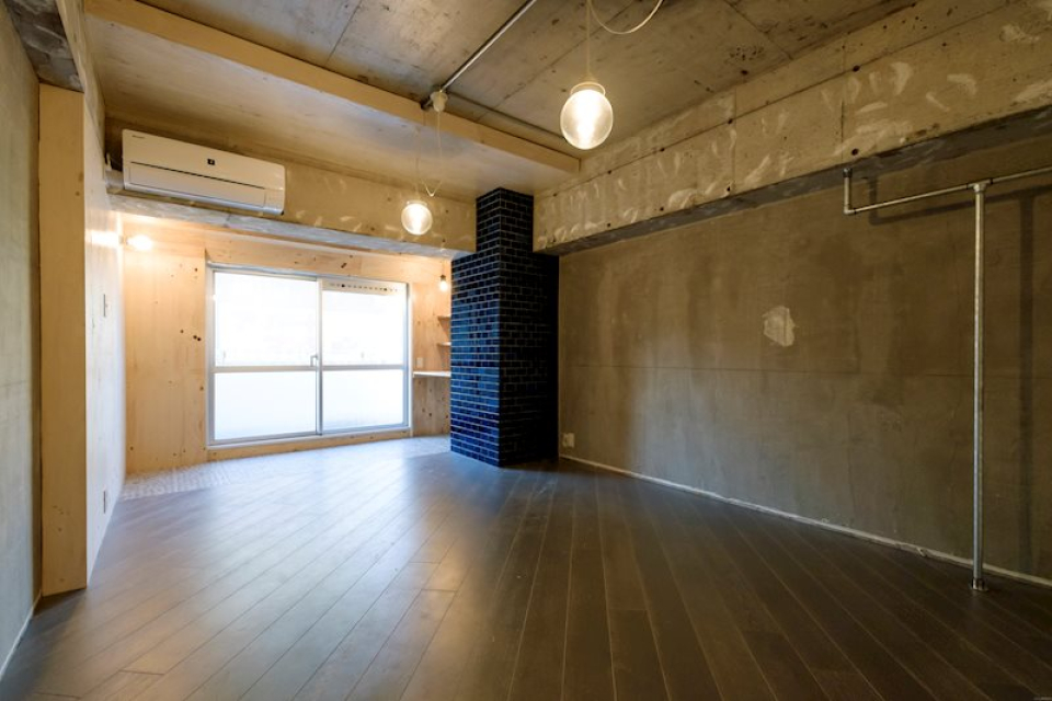 瑠璃色のタイルは見る角度によって表情を変えます