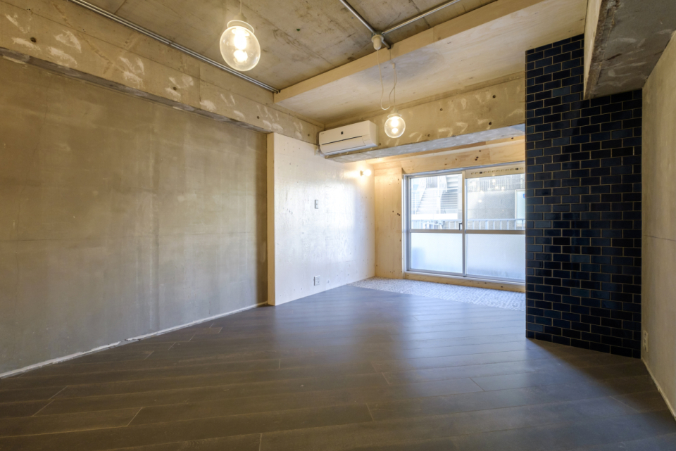 クリアなペンダントライトからぽわんと柔らかな光が広がります