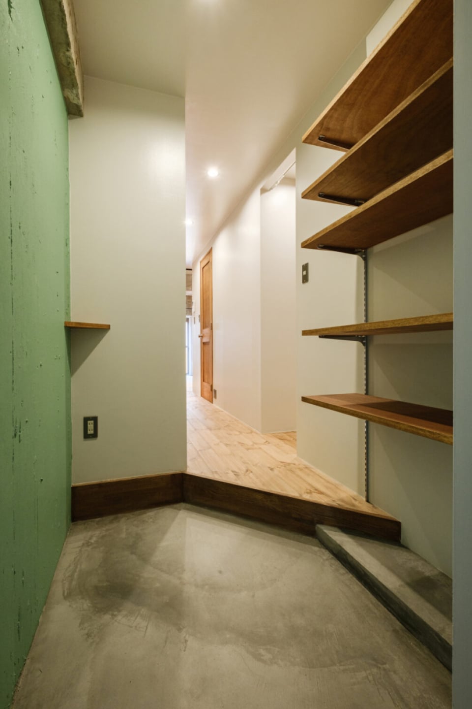 玄関の可動棚には靴だけでなくインテリア小物も飾りたいですね